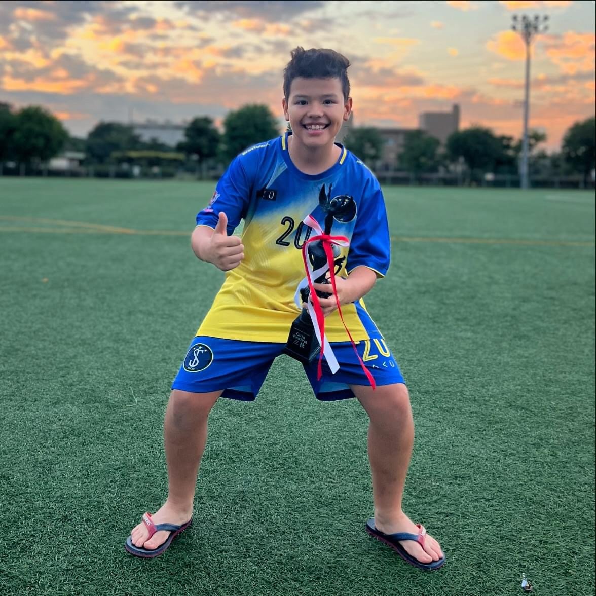 Cérebro Adolescente: O Guia Definitivo para Pais (Neurociência e Estudo de Caso) 4 Lucas com troféu